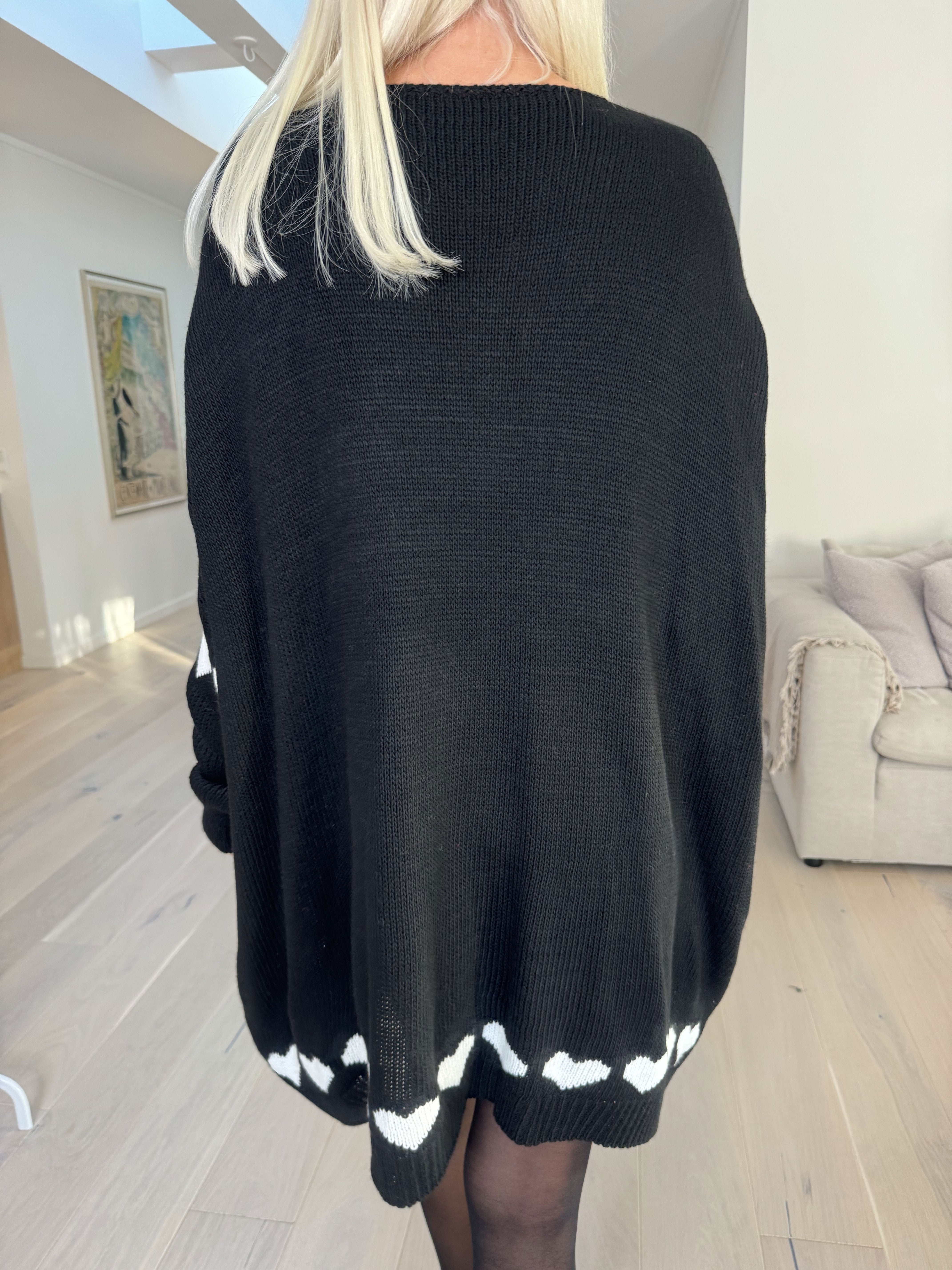 Katerina - Strikkjole med søde hjertedetaljer